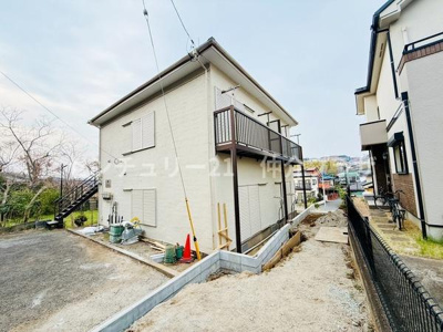 この物件は周囲に広がる閑静な地域に位置しています。駐車スペースも完備され自動車の利用が便利です。