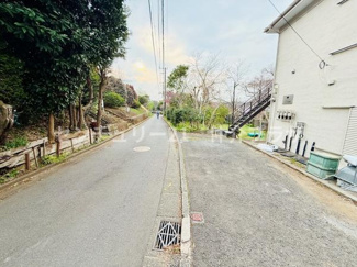 周囲の緑が豊かな前面道路が魅力的です。整備された道が広がり快適なアクセスを提供します。静かな環境に位置し落ち着いた生活をサポートします。