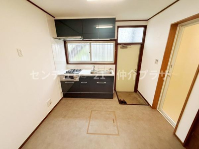 シンプルで使いやすいデザインのキッチンが魅力です。窓から自然光が差し込み明るい空間を演出しています。ダークカラーのキャビネットが落ち着いた雰囲気を与えます。