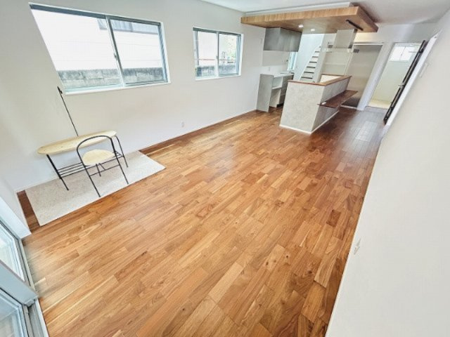 キッチンエリアにはスタイリッシュな下がり天井を採用し、空間に心地よいメリハリをプラスします。