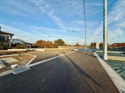 幅広い前面道路が特徴的で車両の出入りも安心です。現地の開放感が感じられ周辺には落ち着いた住宅が立ち並んでいます。道路の舗装状態も良好で敷地へのアクセスがスムーズです。周囲には豊かな緑も広がっています。