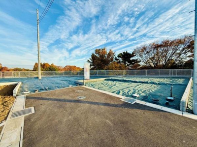 閑静な環境に位置する現地土地写真です。整備された道路とゆとりある敷地が特徴です。四季折々の風景を身近に感じられる立地です。開放感ある空間が広がっています。住まいづくりにぴったりの土地です。