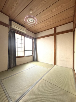 約4.5帖の和室。東側の窓より朝の暖かい日差しが差し込む明るい空間です。