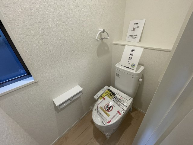 ウォシュレット付きで、窓もあり、明るく爽やかな空間です。