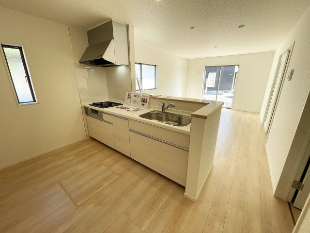 毎日使うキッチンだからこそ、収納たっぷりの使い勝手の良いシステムキッチンは必須です。