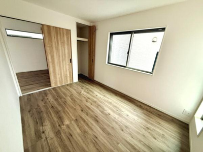 明るい色合いのフローリングが印象的な空間です。大きな窓からはしっかりと日差しが入ります。クローゼットも備わっており収納に便利です。引き戸仕様で空間を有効活用できます。