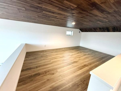 木目調の天井があたたかみを感じさせる空間です。窓から自然光が入るため明るい雰囲気が広がります。フローリングの床が清潔感を高めています。シンプルな内装で様々な用途に調和しやすいです。