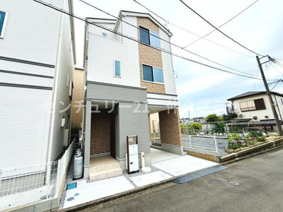 シンプルで洗練された外観が特徴の住宅です。直線的なデザインが周囲と調和しています。敷地内に駐車スペースが確保されています。大きな窓が設置され明るい印象を与えます。落ち着いた色合いが魅力的です。