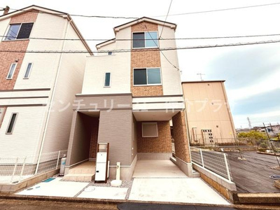 シンプルで落ち着いた外観が特徴的です。駐車スペースがしっかり確保されています。外壁とデザインのバランスがとれているのも魅力です。玄関まわりもすっきりとしています。