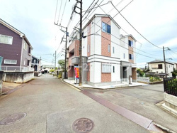 前面道路が広々としており車の出入りがしやすい印象です。角地のため開放感があり周囲の建物とも距離があります。住宅街の落ち着いた雰囲気が感じられる立地です。周辺は歩道も整備されていて安心感があります。