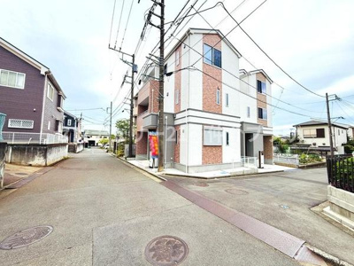 前面道路が広々としており車の出入りがしやすい印象です。角地のため開放感があり周囲の建物とも距離があります。住宅街の落ち着いた雰囲気が感じられる立地です。周辺は歩道も整備されていて安心感があります。