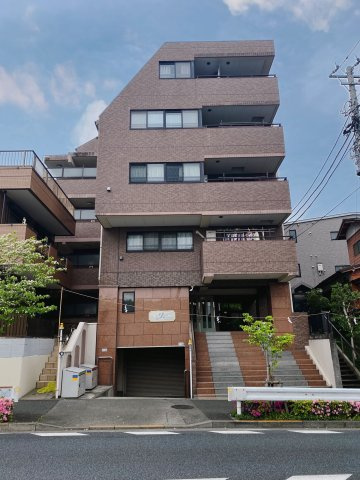 レンガ色のタイル貼りが印象的な5階建てのマンションです。
エントランスにはオートロックが設置され安心のセキュリティになっています。