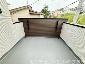 開放感のあるバルコニーが特徴です。物干し金具が設置されており日々の暮らしに便利です。外壁や床の手入れがしやすい仕様です。周囲の住宅も程よい距離感です。