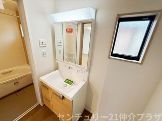 明るい空間に設置された洗面台は収納も充実しています。横に小窓があり換気や採光にも配慮されています。シンプルなデザインでお手入れも簡単です。隣に浴室があり動線が良好です。