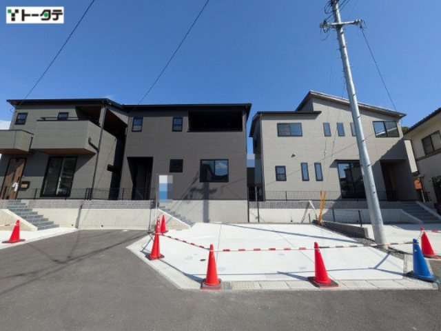 落ち着いたトーンの外観デザイン。前面道路も広く、カースペースもゆとりを持って設計されています。