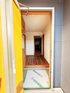 明るい雰囲気の玄関は木目調のドアと床が調和し温かみを感じられます。収納スペースもあり整理しやすい印象です。奥へと続く廊下が広がりを感じさせます。室内への段差も緩やかで安心して出入りできます。