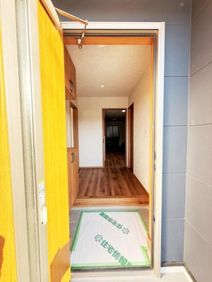 明るい雰囲気の玄関は木目調のドアと床が調和し温かみを感じられます。収納スペースもあり整理しやすい印象です。奥へと続く廊下が広がりを感じさせます。室内への段差も緩やかで安心して出入りできます。