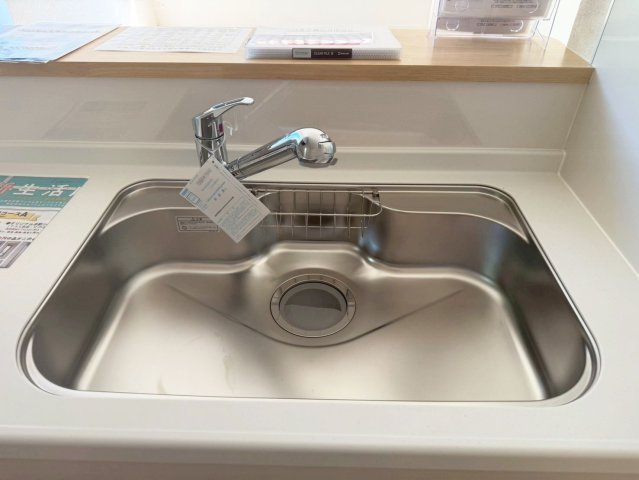 シンプルで明るいキッチンの水栓カランはカートリッジ式浄水器機能が内蔵型です