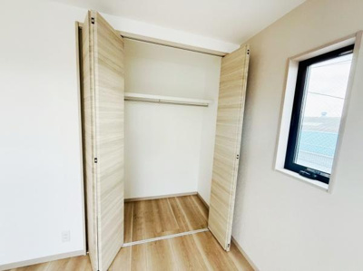 大きめの収納スペースが設けられており整理整頓しやすい仕様です。開放的な扉設計で出し入れもスムーズに行えます。使いやすい収納でお部屋をすっきりと保てます。ナチュラルな色合いが空間に調和しています。