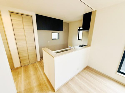 採光性に優れたリビングで明るい雰囲気が引き立ちます。キッチンとのつながりも良く使い勝手の良さが感じられます。ナチュラルな床材で空間がより開放的です。収納スペースもあり整理整頓しやすい設計です。