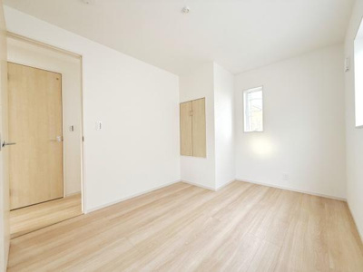 明るい色合いのフローリングが印象的な洋室です。窓からの自然光が室内に優しく広がります。壁面はシンプルなホワイトで統一されており様々なインテリアに調和します。