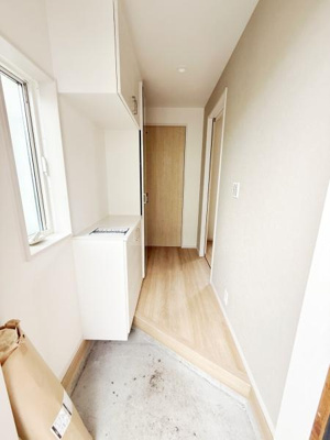 白を基調とした明るい玄関で清潔感のある空間です。収納が備わっており靴や小物の整理に便利です。窓から自然光が入り日中は十分な明るさが期待できます。玄関の床は切り替えがあり動線がスムーズです。