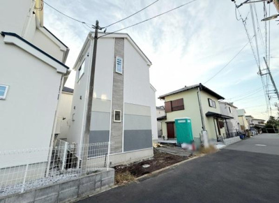 すっきりとした外観が印象的な一棟です。周囲と調和するデザインが特徴となっています。道路に面しておりアクセスもしやすい立地です。落ち着いた色合いが魅力の建物です。