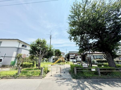 公園のすぐそばに位置しているため開放的な眺望が楽しめます。周辺は緑が多く穏やかな印象を受けるエリアです。近隣には落ち着いた住宅が並びゆったりとした雰囲気が広がっています。