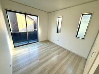 明るい光が差し込む洋室です。床材が清潔感を感じさせお手入れも簡単です。二面採光で室内の雰囲気が柔らかくなります。クローゼットも備わっていますので収納スペースも確保されています。