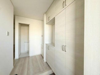 収納スペースが充実しておりすっきりと整理整頓しやすい設計です。洗面台もシンプルで使いやすいデザインとなっています。明るい室内は快適な空間を演出しています。バルコニーへの出入りもスムーズに行えます。