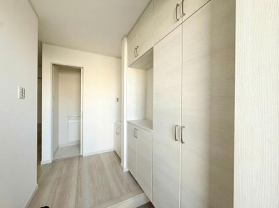 収納スペースが充実しておりすっきりと整理整頓しやすい設計です。洗面台もシンプルで使いやすいデザインとなっています。明るい室内は快適な空間を演出しています。バルコニーへの出入りもスムーズに行えます。