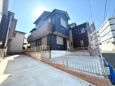 スタイリッシュな外観が目を引く住宅です。広々とした駐車スペースが確保されており車の出入りもスムーズに行えます。角地のため視界も良好で開放感があります。