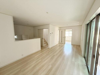 明るい色合いのフローリングが広々としたリビング空間を演出しています。開放感のある大きな窓が自然光をたっぷり取り入れています。すっきりとしたレイアウトでお部屋全体が見渡しやすいです。