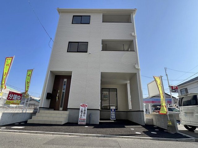ホワイトを基調とした清潔感のある3階建の戸建です。1階部分にはビルトインガレージを備え、雨の日の乗り降りもスムーズに行えます。日当たりも良好な明るい住まいです。