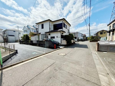 区画図にはゆとりある敷地配置が描かれており建物の配置も効率的です。車の駐車スペースがしっかり確保されています。接道部分も明確で出入りに便利な設計です。各区画の広さや形状も分かりやすく表示されています。