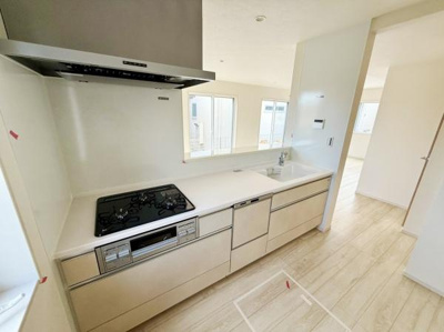 明るい色合いのキッチンは室内全体がすっきりと見えます。広々としたカウンターで作業がしやすいです。収納も豊富で使い勝手に配慮されています。窓からの光が心地よく入ります。