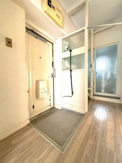 玄関先に洗濯機置き場がございます。