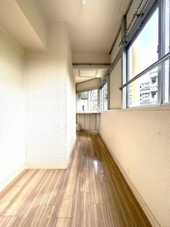 バルコニーの一部はサンルームになっており、天候に左右されず洗濯物を干すことができます。