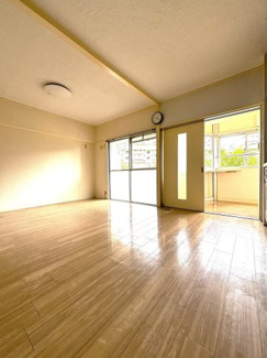 家族のくつろぎ空間にぴったりのリビング。
温かみを感じさせる木目調の床が落ち着いた印象を与えます。
家具の配置を考えやすいシンプルな内装で、すっきりとした空間が魅力的です。

