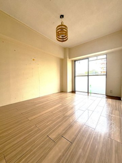 約6.0帖の洋室です。木目調のナチュラルなフローリングで室内が広く感じられます♪