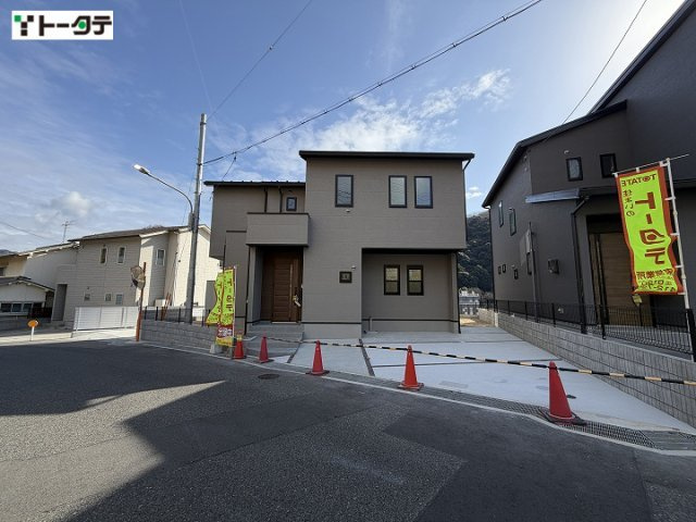 グレージュ系の外壁を採用。前面道路が広く、お車の出し入れもスムーズです。カースペースもしっかり確保されており、ファミリー層にも嬉しい設計となっています。
