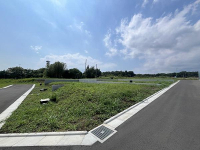 広々とした敷地が広がり前面道路も整っています。周辺は自然が多く開放感があります。道路はアスファルト舗装されており車の出入りもしやすい環境です。現地の様子がよく分かる一枚です。