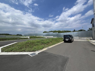 前面道路が広く車の出し入れがしやすい現地写真です。ゆとりあるスペースが確保されており開放感を感じられます。周辺には緑もあり落ち着いた雰囲気のエリアです。舗装もしっかりしていますので安心です。