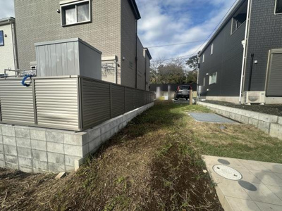 日当たりが良く開放感のある現地土地写真です。隣接する住宅もしっかり整備されております。接道もスムーズでアクセスがしやすい点が特徴です。建築のプランを考える楽しみが広がります。