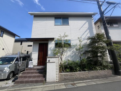 シンプルで落ち着いた印象の外観が魅力の住宅です。玄関周りには緑が配され自然な雰囲気が感じられます。