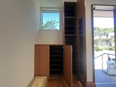 明るい日差しが差し込む玄関スペースです。収納が充実しており整理整頓がしやすい仕様です。窓からの自然光で開放感もあります。玄関の使い勝手を重視した設計です。