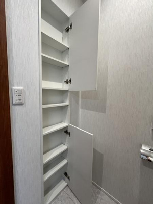 扉付きの収納スペースが備わっておりすっきりと整理整頓しやすい設計です。棚板の数が多く物の取り出しも便利です。縦長の造りで空間を有効に活用できます。扉を閉めることで埃を防ぐことができます。