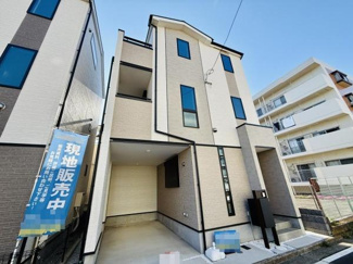 屋根付きで雨風から車を守ることができます。