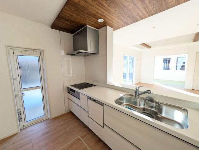 スライド式の収納は、出し入れしやすい上に、中の物が良く見えて掃除もしやすいのが利点です