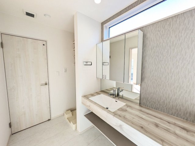 ゆとりのある広々とした洗面カウンターを採用。忙しい朝もストレスなく身支度ができ、家族で使う際も快適